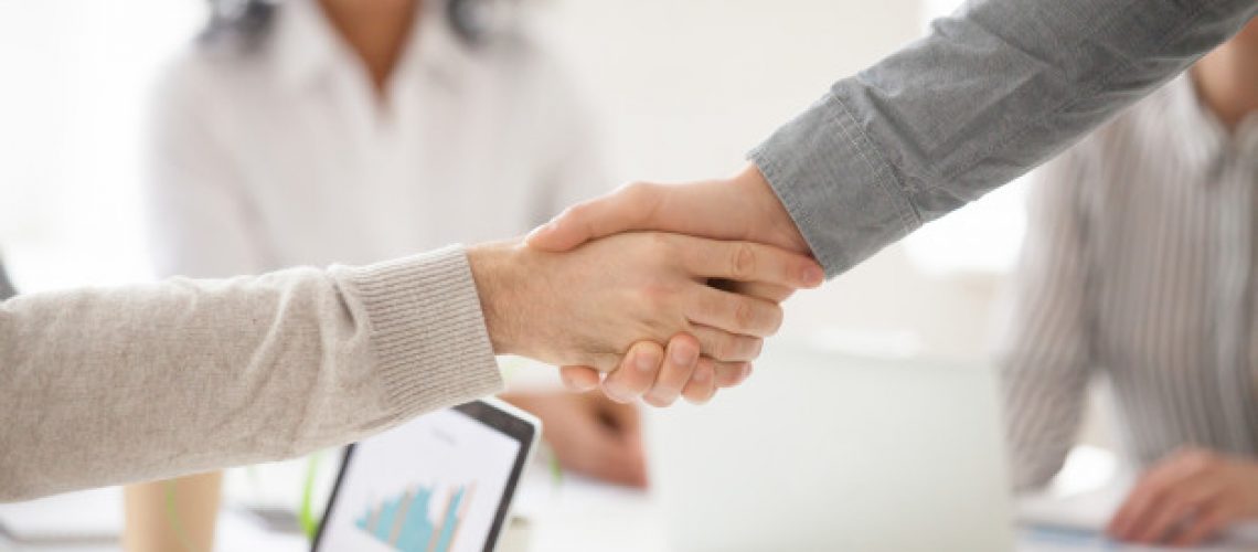 handshaking-de-parceiros-de-negocios-na-reuniao-do-grupo-fazendo-investimento-de-projeto-closeup_1163-5108